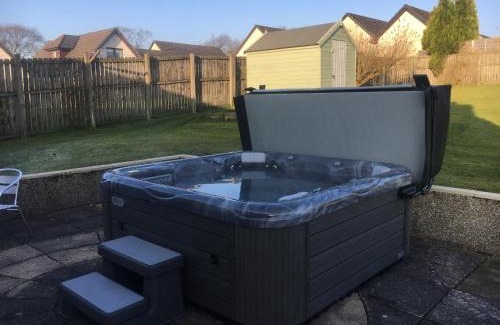 Airdrie Maison | Pippin, Tranquil Scottish Cottage with Hot Tub