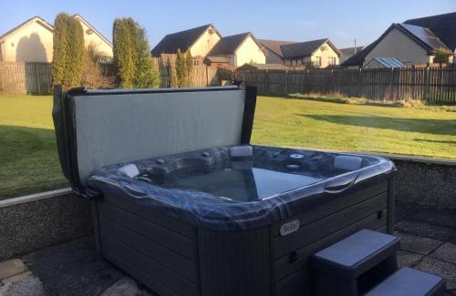 Airdrie Maison | Pippin, Tranquil Scottish Cottage with Hot Tub
