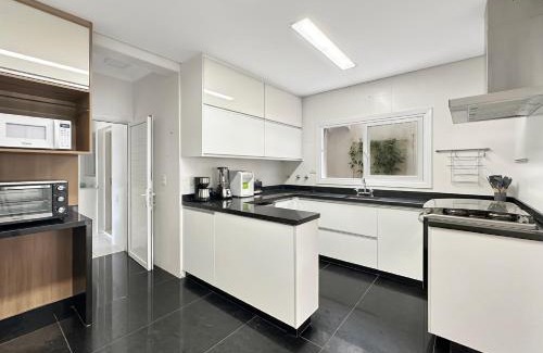 Enseada Appartement | Piscina Churrasqueira Suíte 200m do Mar AC
