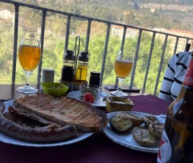 Monistrol de Montserrat Appartement | piso con desayuno incluido y vistas a la montaña.