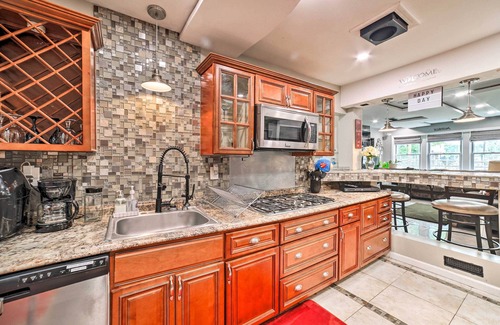 Lincoln-Lemington-Belmar Maison | Pittsburgh Home w/ Pool, Fire Pit + Game Room