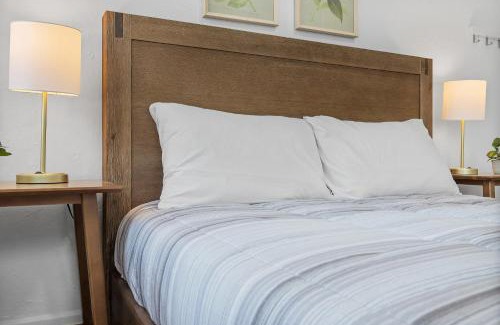 Shadyside Maison | Pittsburgh Shadyside 1A Bright and Stylish Private Bedroom with Shared Bathroom