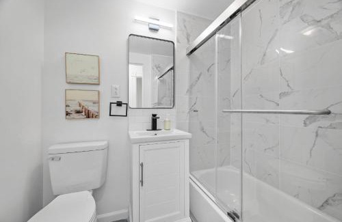 Shadyside Maison | Pittsburgh Shadyside 1A Bright and Stylish Private Bedroom with Shared Bathroom