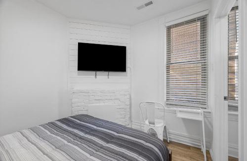 Shadyside Maison | Pittsburgh Shadyside 1B Cozy and Stylish Private Bedroom with Shared Bathroom