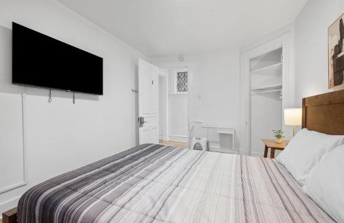 Shadyside Maison | Pittsburgh Shadyside 1C Spacious and Cozy Private Bedroom with Shared Bathroom
