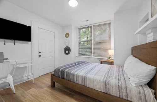 Shadyside Maison | Pittsburgh Shadyside 1E Bright and Modern Private Bedroom with Shared Bathroom
