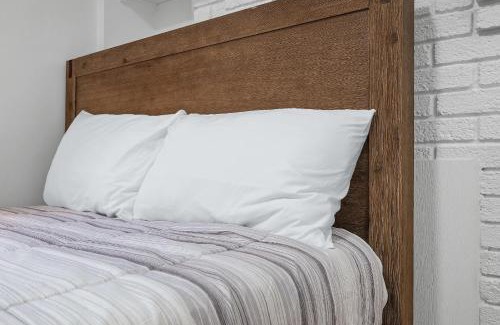 Shadyside Maison | Pittsburgh Shadyside 1E Bright and Modern Private Bedroom with Shared Bathroom