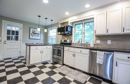 Pittsford Maison | Pittsford Village Home. Walk to Everything Restaurants, boutiques, Canal Trail, YMCA