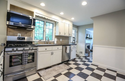 Pittsford Maison | Pittsford Village Home. Walk to Everything Restaurants, boutiques, Canal Trail, YMCA