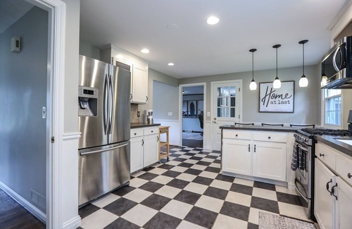 Pittsford Maison | Pittsford Village Home. Walk to Everything Restaurants, boutiques, Canal Trail, YMCA