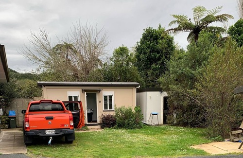Okere Falls Maison | Piwakawaka Cottage. - At Peace With the World