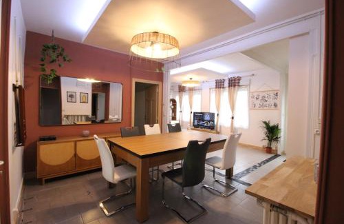 Verdun Appartement | Plain-Pied - 5 couchages - Billard - BabyFoot - Terrasse - Jardin - Véranda - 4 chambres & canapé convertible - Netflix - Amazon Prime - WIFI - Stationnement gratuit devant - Verdun Centre - Géré par Presta-Zen'Services