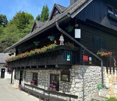 Hrastnik Cabine | Planinska koča na Kopitniku