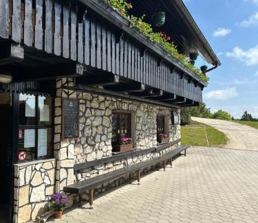 Hrastnik Cabine | Planinska koča na Kopitniku