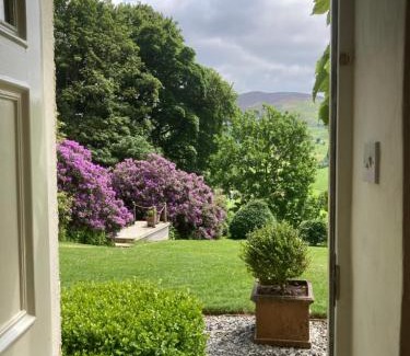 Graigfechan Maison | Plas yn Yale with mountain views from all windows