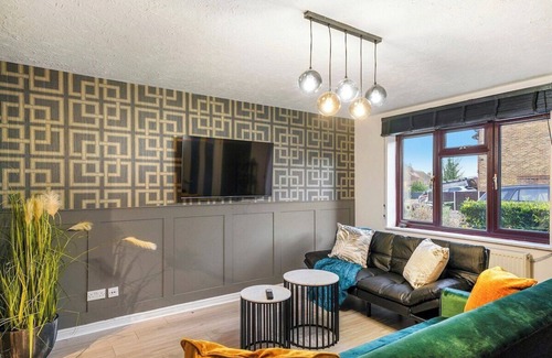 Stone Maison | Platinum Hayes - Stylish 3 Bed House in Greenhithe