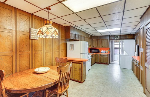 Mount Carmel Maison | Playroom & Fenced Yard: Mt Carmel Family Home!