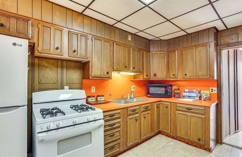 Mount Carmel Maison | Playroom & Fenced Yard: Mt Carmel Family Home!
