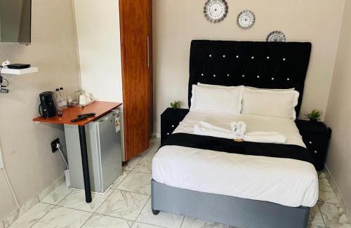 Flora Park Maison | Plein On Suid Guesthouse