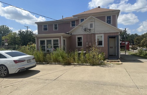Warrensburg Maison | Plenty of charm and room in the center of Warrensburg, Missouri 64093