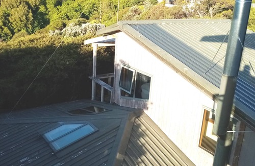 Plimmerton Maison | Plimmerton Tree Top house (one of two on hillside) - surrounded in manuka forest