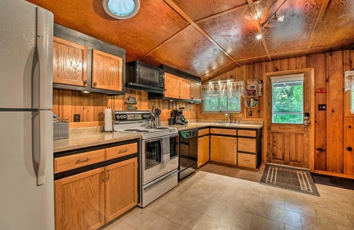 Elwood Appartement | Plum Creek Retreat with Beach near Johnson Lake