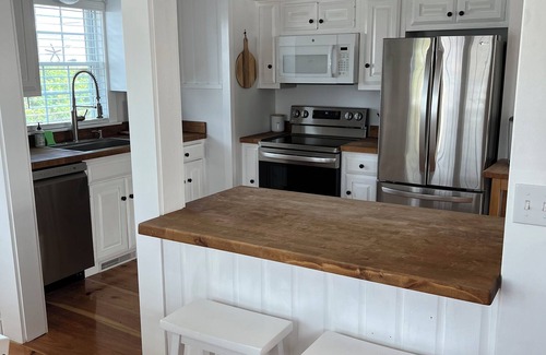 Newbury Cottage | Plum Island Beach Cottage - 4 Minute Walk To Beach!!