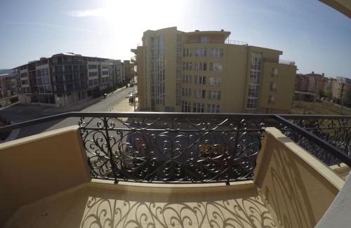 Chaika Appartement | Plush, 1 Bed Apt, Dawn Park D