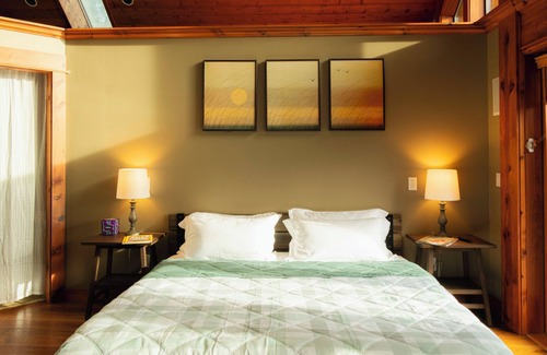 Hobart Cabine | PNW Craftsman King Suite Mountain View Retreat