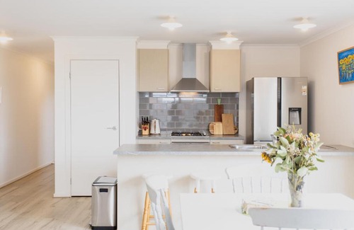 Torquay Maison | Poa Place - Sleeps 6 - Pet Friendly
