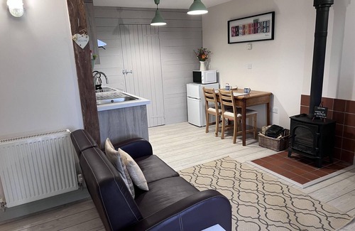 Shorwell Cottage | Poachers Hut - Captivating 1-bed Cottage Shorwell