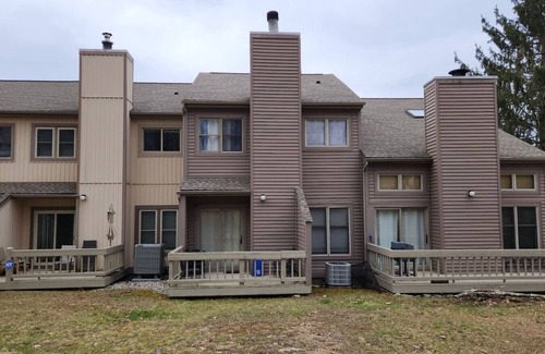 East Stroudsburg Maison | 2-bedroom, 2 bath Pocono Mountains retreat in East Stroudsburg