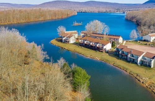 Drums Copropriété | Poconos 2BR Resort Condo in Beech Mountain Lakes