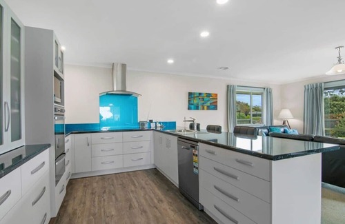 Pohara Maison | Beach House moderne avec vue sur la mer