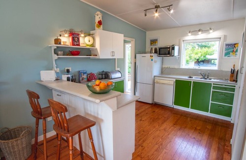Clifton Maison | Poharadise - classic family bach near the beach, pet friendly