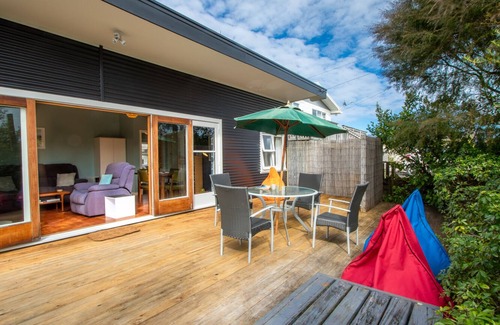 Clifton Maison | Poharadise - classic family bach near the beach, pet friendly