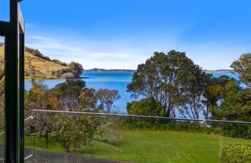 Tawharanui Maison | Pohutukawa Cottage - Matakana Holiday Home