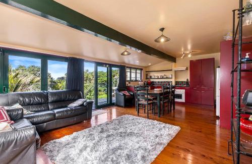 Tawharanui Maison | Pohutukawa Cottage - Matakana Holiday Home