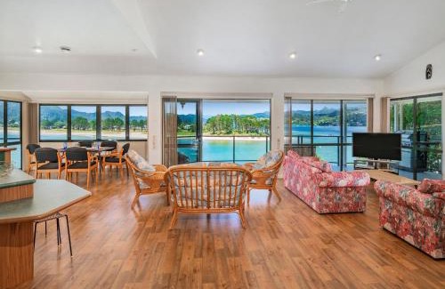 Tairua Maison | Pohutukawa on Paku - Tairua Holiday Home