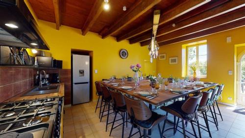 Plomb Villa | Poignière 17 pers jacuzzi, baby-foot, 30 min mer
