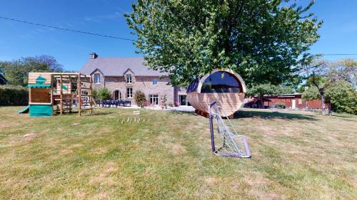 Plomb Villa | Poignière 17 pers jacuzzi, baby-foot, 30 min mer