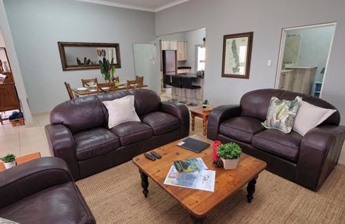Hazyview Maison | Poinsettia family Cottage
