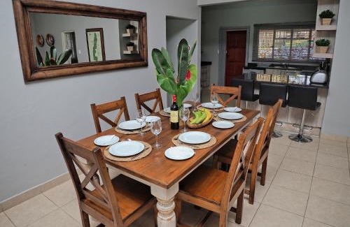 Hazyview Maison | Poinsettia family Cottage