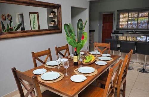 Hazyview Maison | Poinsettia family Cottage