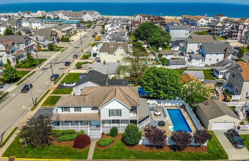 Point Pleasant Beach Villa | Point Pleasant Beach 6 bed w/ pool 2 blocks from the beach