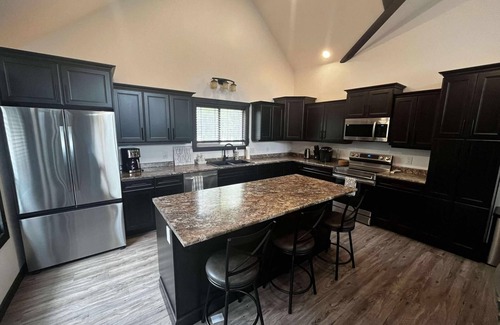 Valemount Maison | Polar Den Cabin - Pet Friendly!