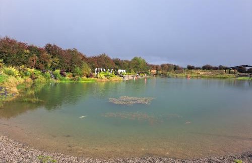 County Laois Lit Et Petit-Déjeuner | Pond Beach Hazel with hot tub