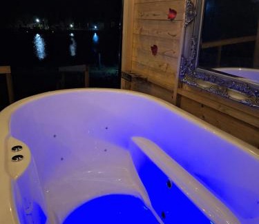 County Laois Lit Et Petit-Déjeuner | Pond Beach Hazel with hot tub