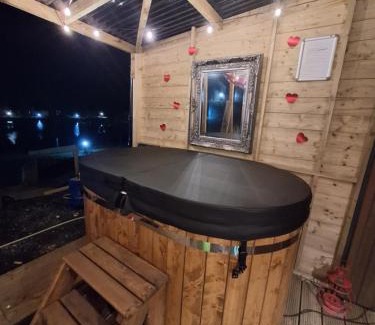 County Laois Lit Et Petit-Déjeuner | Pond Beach Hazel with hot tub