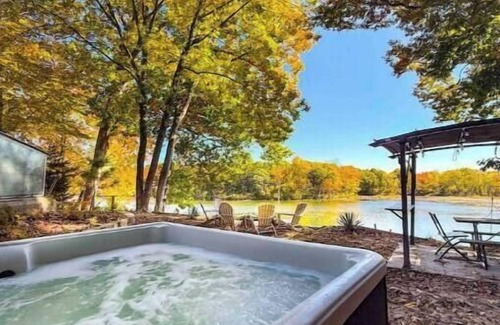 Merrimack Maison | Pond-Front Passive Solar Architectural House